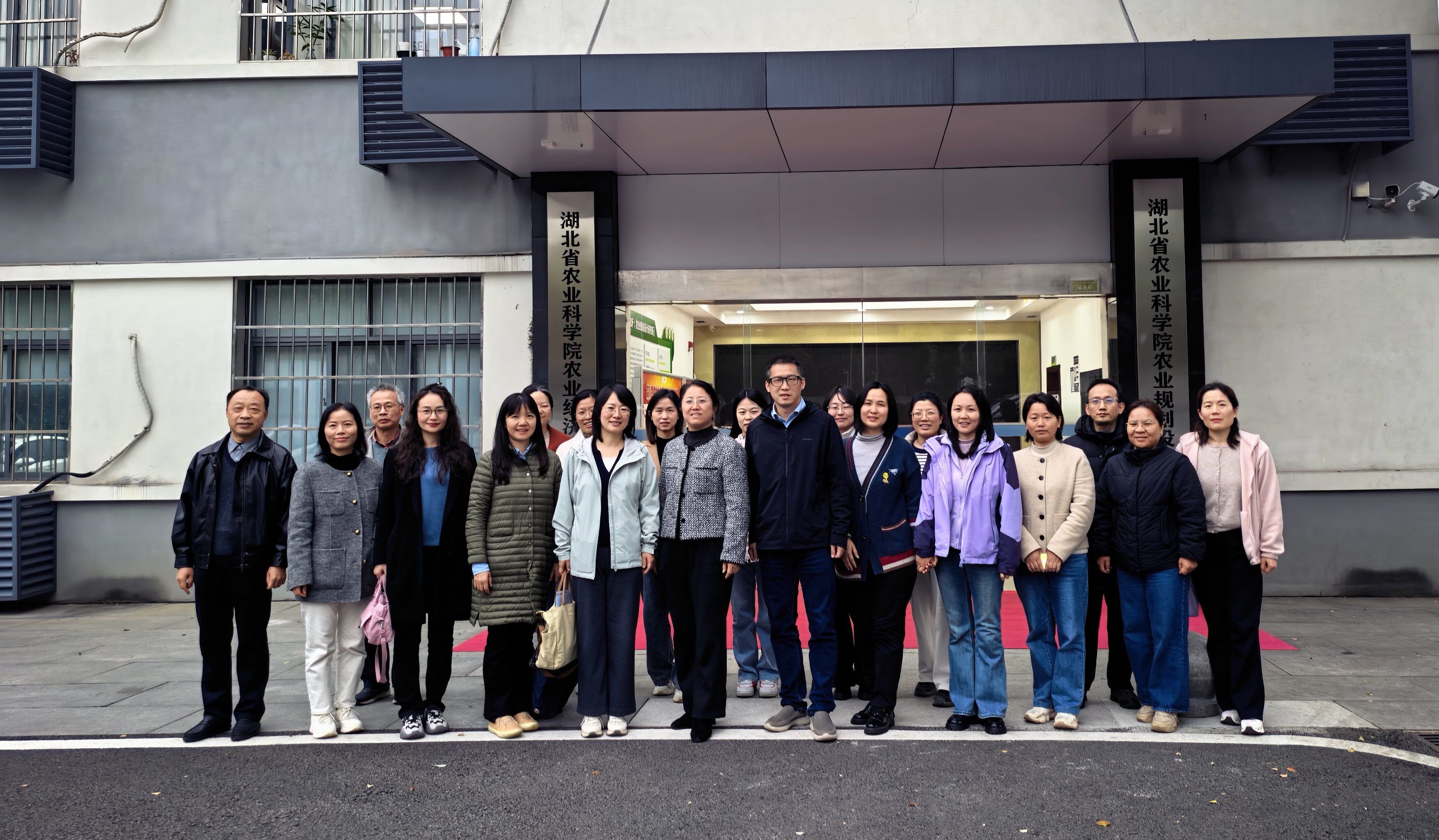 湖北农科院经信所合影.jpg